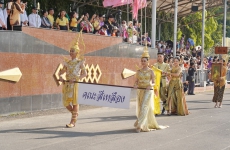 ชมขบวนพาเหรดของคณะสีเหลือง