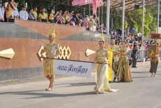 ชมขบวนพาเหรดของคณะสีเหลือง