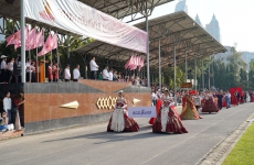 ชมขบวนพาเหรดของคณะสีแดง