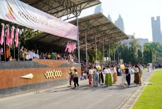 ชมขบวนพาเหรดของคณะสีฟ้า