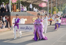 ชมขบวนพาเหรดของคณะสีม่วง