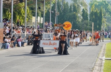 ชมขบวนพาเหรดของคณะสีส้ม