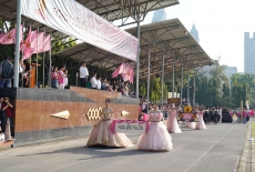 ชมขบวนพาเหรดของคณะสีบานเย็น